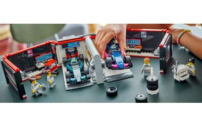 Il set LEGO F1 Garage con monoposto Mercedes e Alpine è in offerta su Amazon (-19%)