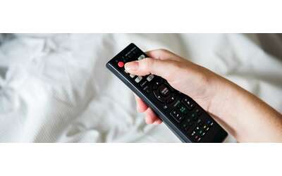 Il telecomando della tua tv ha dei riferimenti nascosti: scopri quali sono
