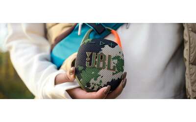 JBL Clip 5 lo speaker Bluetooth con suono spaziale che attacchi dove vuoi