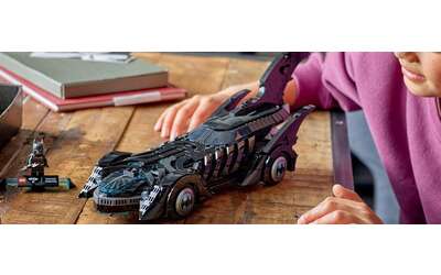 LEGO Batmobile la versione cult con abitacolo apribile in sconto natalizio