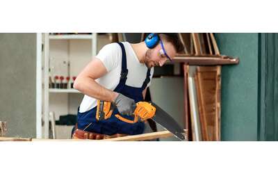 Mini motosega a batteria da 8 pollici con accessori e valigetta al 50 su Amazon