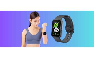 Oltre 100 modalit sportive notifiche e impermeabilit Samsung Galaxy Fit3
