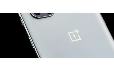 OnePlus disattiva temporaneamente il suo AI Writer dopo le accuse di censura