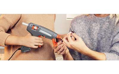 Pistola colla a caldo con kit di accessori in ottimo SCONTO LAMPO su Amazon