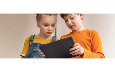 Poco sonno e troppe ore davanti a tablet e TV: i rischi per i bambini