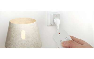 Presa telecomandata in sconto su Amazon: accendi e spegni a distanza senza alzarti