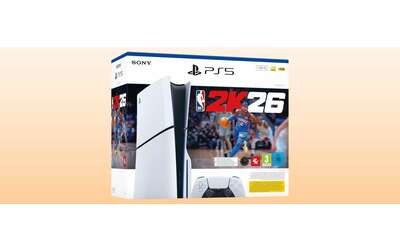 PS5 Slim Disc Edition con NBA 2K26: bundle subito in OFFERTA su Amazon