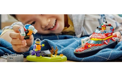 Set LEGO City in offerta la barca antincendio galleggiante perfetta come idea regalo