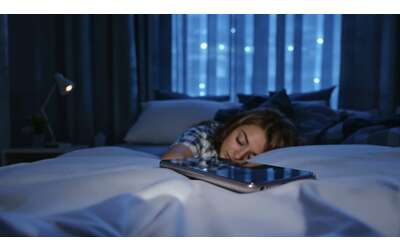 Smartphone lontano dal letto il segreto per dormire meglio