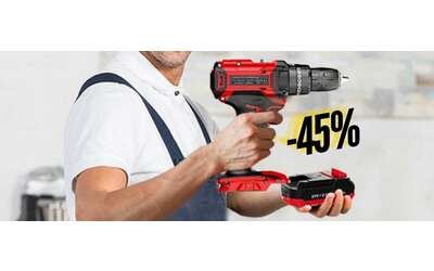Trapano avvitatore a batteria con percussione e accessori inclusi (-45%)