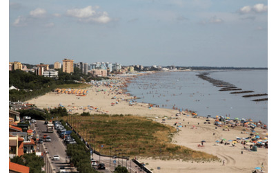 Abusivismo demolite le casette sulla spiaggia di Porto Garibaldi