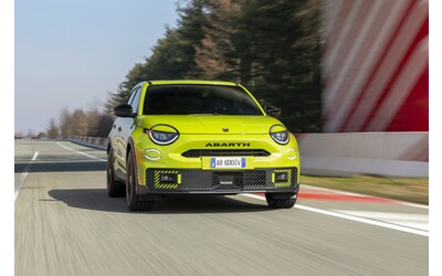Abarth 600e: solo 318 unità vendute nel 2025, un flop. Ritorno ai motori a benzina?
