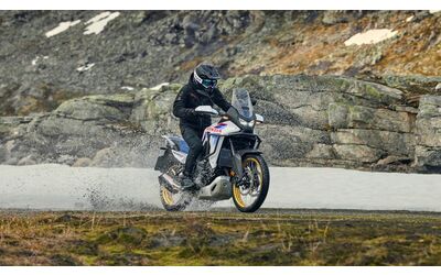 Al debutto Honda Transalp 750 2026 adesso solo con E Clutch tutte le novit