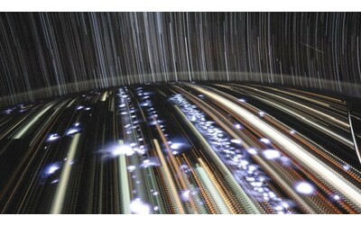 Astronauta cattura spettacolari scie stellari dalla ISS: lo scatto che incanta