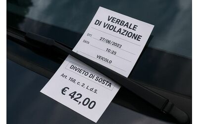Attenzione alle finte multe sul parabrezza: la nuova truffa colpisce gli automobilisti di Firenze