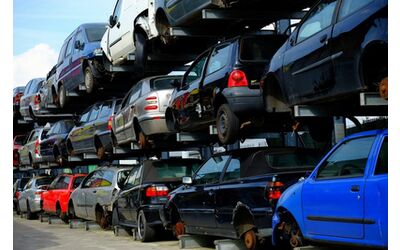 Auto fuori uso con fermo amministrativo adesso si possono rottamare e cancellare dal PRA