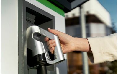 Bisogna abbassare i prezzi dell'energia, ecco 5 proposte per migliorare la ricarica in Italia