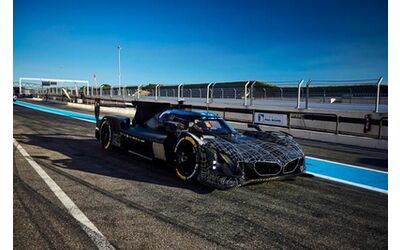 BMW M Team WRT debutta a Daytona con la nuova BMW M Hybrid V8