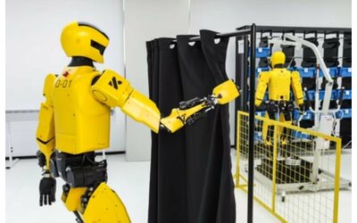 Bumblebee, il robot cinese che cammina come un umano e solleva 30 kg