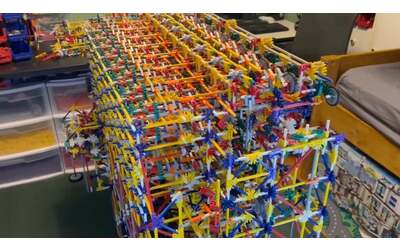 Costruisce un computer funzionante con i giocattoli K'NEX | Video