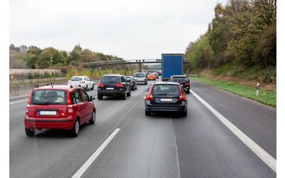 Da 130 a 120 km/h, il limite in autostrada può cambiare: l'ombra dell'austerity