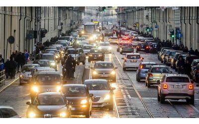 Dal 2026 aumentano assicurazioni auto e diesel il Codacons lancia l 039 allarme