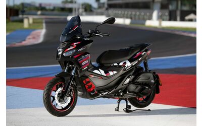 Debutta la nuova Aprilia SR GT Replica 2025: look da MotoGP per lo scooter | Prezzi