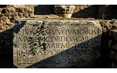 Decifrare le antiche iscrizioni romane con l'AI è possibile: ecco Google Aeneas