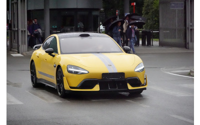 Ferrari studia Xiaomi? Una SU7 Ultra è stata vista a Maranello