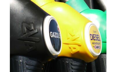 Gasolio non conforme sequestrati oltre 3 400 litri corsi grossi rischi