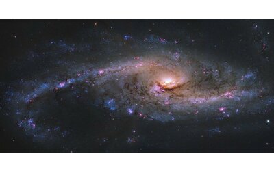 Hubble svela una galassia a spirale in piena esplosione stellare
