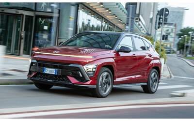 Hyundai KONA 2026, motori più potenti ma il prezzo non cambia. Tutte le novità