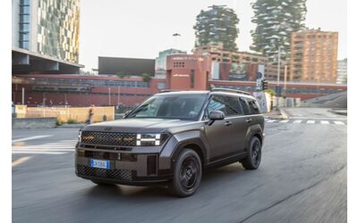 Hyundai Santa Fe Plug in Hybrid si aggiorna cresce la potenza con il MY2026 ma il prezzo non cambia