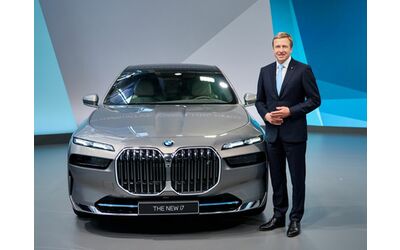Il CEO di BMW definisce un errore il bando dei motori a combustione entro il 2035