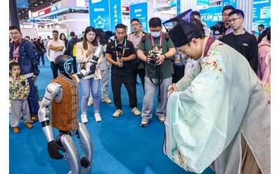 Il robot umanoide G1 di Unitree stupisce con abbracci e strette di mano