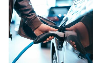 Incentivi auto elettriche 2025, pubblicato il decreto: tutto quello che c'è da sapere