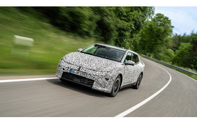 KIA porta la EV4 al Nürburgring ma non per ottenere un giro record. Centrano le batterie...