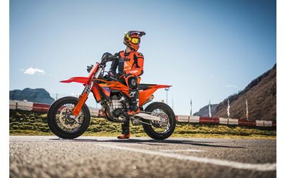 KTM 450 SMR 2026: per la supermotard meno rumore ma più controllo