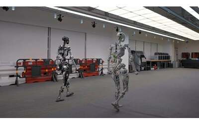L'AI cinese fa camminare robot umanoidi in modo sorprendentemente naturale