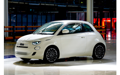 La Fiat 500 ibrida si rinnova, ma quali sono le differenze? Ecco 5 cose da sapere | Video