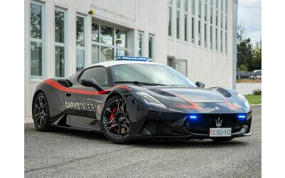 La  Maserati MCPURA veste  la   divisa  dei  Carabinieri  ed entra in servizio