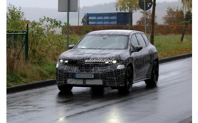 La nuova BMW iX3 M pizzicata durante i test su strada: per il SUV elettrico ancora più potenza