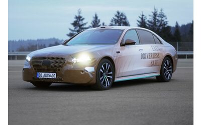 La nuova Mercedes Classe S si trasforma e diventa un robotaxi di lusso