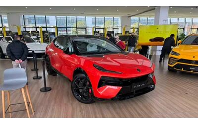 Lotus For Me questa la versione Plug in della Eletre oltre 900 CV e 420 km in elettrico