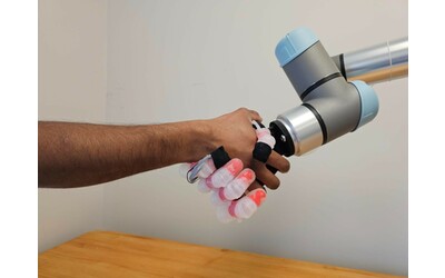 Mano robotica afferra oggetti con precisione umana: svolta per le protesi
