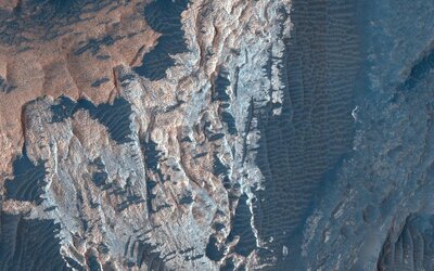 Marte nasconde un minerale mai visto? La scoperta intriga la NASA