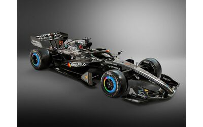 McLaren MCL40 a Barcellona con una livrea speciale per i primi test