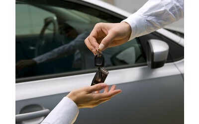 Mercato auto Europa, primo semestre 2025 in calo. Crescono elettriche ed ibride