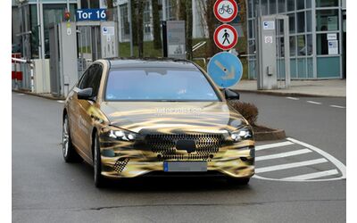 Mercedes il restyling della Classe S si vuole far notare su strada