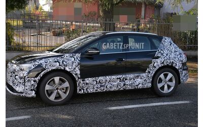 Nuova Audi Q4 e tron 2026 il restyling pizzicato in Italia vicino a Torino